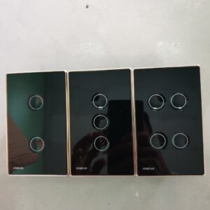 z3113239018587_fe566255dcac8b0273fb4d0f9fba863f.jpg Công tắc cảm ứng HOMEHUK 4 nút đen lõm viền vàng