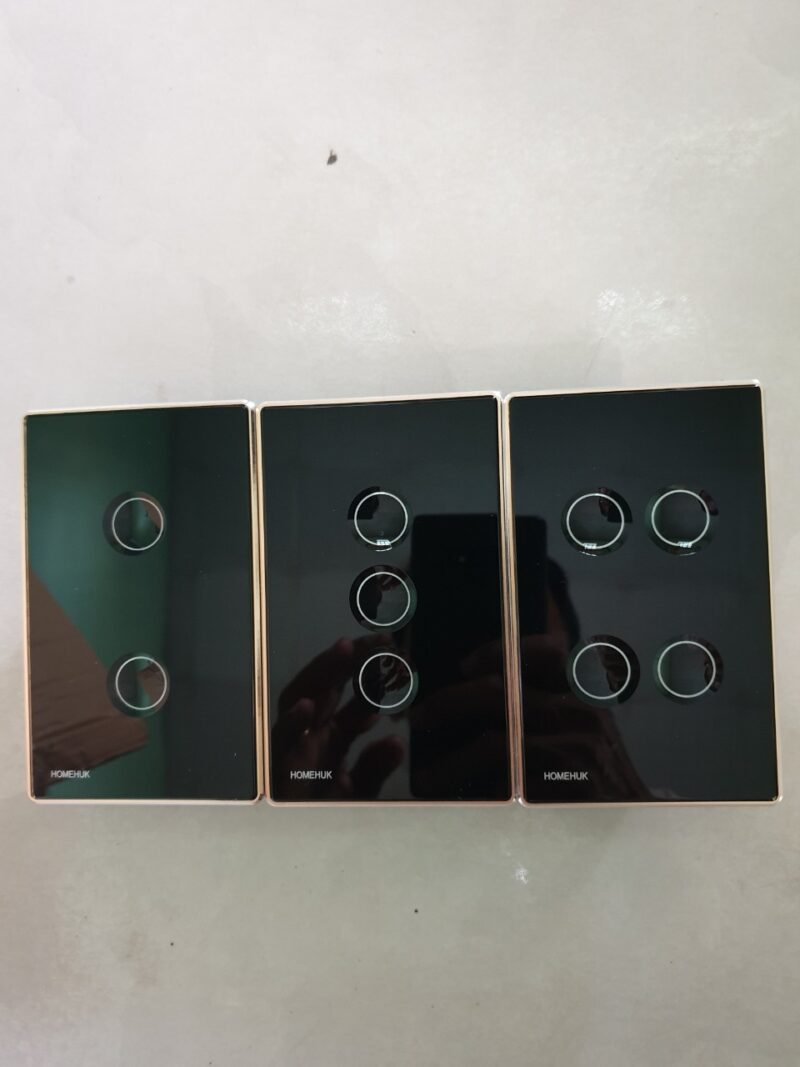 z3113239018587_fe566255dcac8b0273fb4d0f9fba863f.jpg Công tắc cảm ứng HOMEHUK 4 nút đen lõm viền vàng