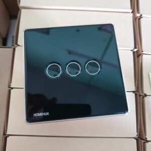 z3113239022530_fb8645cf32ce933f2a1e8b4f173027a2.jpg Công tắc cảm ứng HOMEHUK 4 nút đen lõm viền vàng