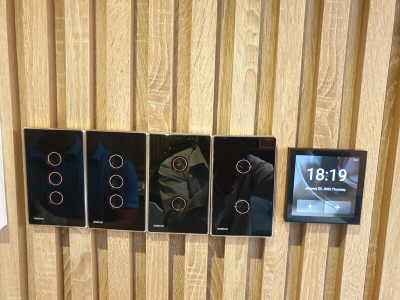 z3131855530392_00a1664783e1eb7469cb18e0fcc55bc0-1.jpg Công tắc cảm ứng HOMEHUK 4 nút đen lõm viền vàng