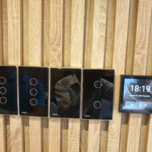 z3131855530392_00a1664783e1eb7469cb18e0fcc55bc0.jpg Công tắc cảm ứng HOMEHUK 4 nút đen lõm viền vàng