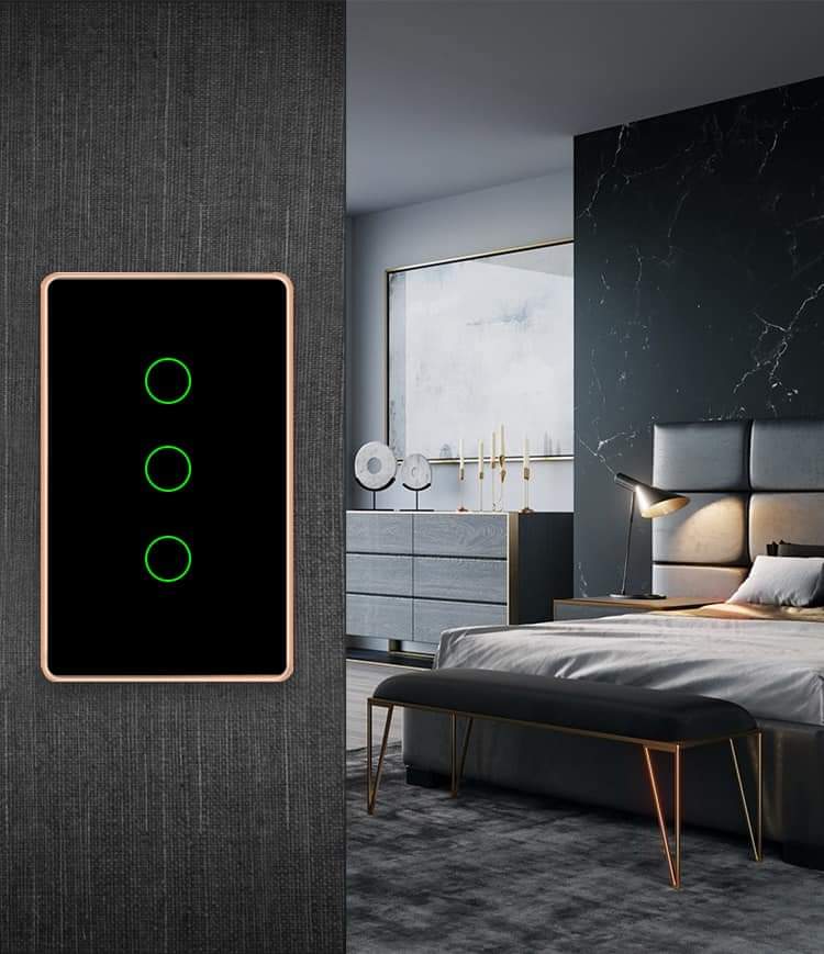 z3162108238207_f2040c7516487f200001a22696cdb39d-1.jpg Công tắc cảm ứng HOMEHUK 4 nút đen lõm viền vàng